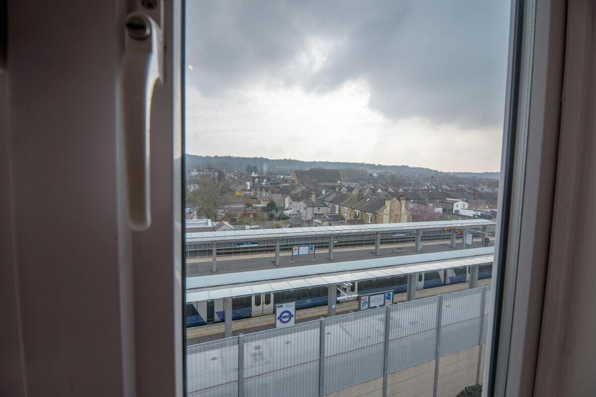 Modern In Greenwich Borough Next To Station *